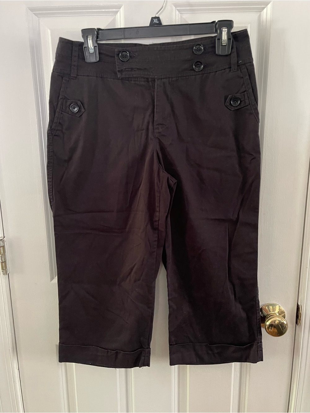 Gloria Vanderbilt Black Crop Capris with Button Detail